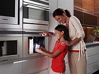 d�vkova� vody, k�vovar, trouba a televizor ve vestav�m proveden� - Electrolux