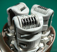 Odkryt� mechanismus trojkotou�ov� epila�n� hlavy