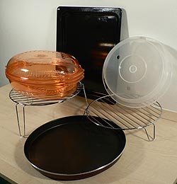 P��slu�enstv� - smaltovan� plech, n�zk� a vysok� ro�t na grilov�n�, Crisp tal��, plastov� kryt a speci�ln� t��d�lnou n�dobu pro va�en� v p��e