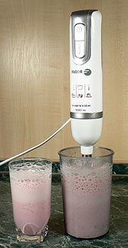 Mixovac� n�stavec vyrob� koktejl velmi rychle