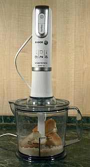 Sekac� n�stavec hrav� zvl�dne vyrobit strouhanku z tvrd�ch rohl�k�