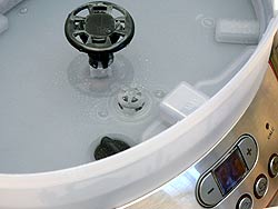 Pohled do n�dr�ky na vodu parn�ho hrnce Philips HD 9140