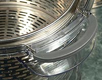 Sklopen� dr�adla p�esn� zapadaj� do v��ez� v plastu