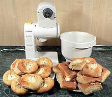 Robot Bosch MUM pomohl up�ct buchty z jednoho kg mouky