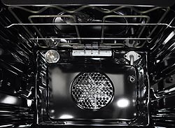 Vnit�n� prostor trouby Whirlpool AKZ 810 IX