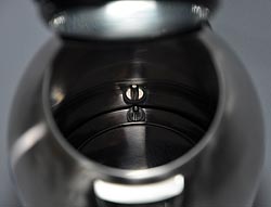 Uvnit� konvice je vid�t �idlo termostatu, kter� je sou��st� elektroniky umo��uj�c� p�esn� vyp�n�n� i udr�ov�n� teplot