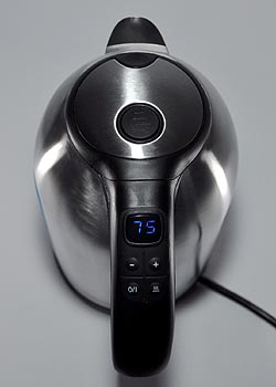 Ovl�d�n� varn� konvice pomoc� �ty� vodot�sn�ch tla��tek s modr�m displejem