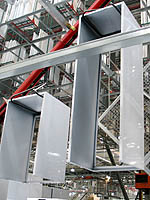 Skelety putuj� z lakovac� linky k dal��mu zpracov�n�