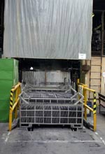 P�ed smaltov�n�m proch�zej� d�ly �ist�c�mi l�zn�mi