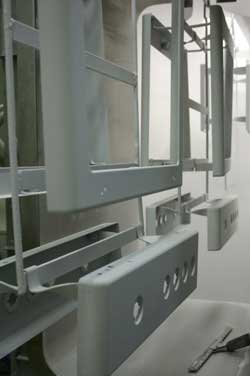 Z automatu vych�zej� d�ly s perfektne nanesen�m smaltov�m pr�kem