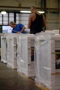 Na posledn�ch pracovi�t�ch je spor�k pe�liv� zabalen