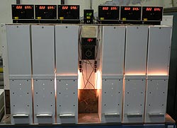 Stroj, kter� ot��� kohouty plynov�ch spor�k�