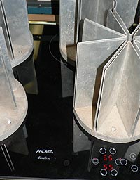 Chladi�e, kter� od�erp�vaj� teplo p�i z�t�ov�ch zkou�k�ch sklokeramick�ch desek