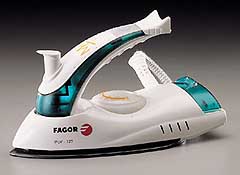 Cestovn� napa�ovac� �ehli�ka Fagor se sklopnou rukojet� a n�dr�kou na vodu